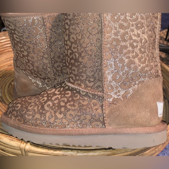UGG, Classic II Glitter Leopard Suede Kid's Boot size:4, very cute! - Picture 6 of 12
